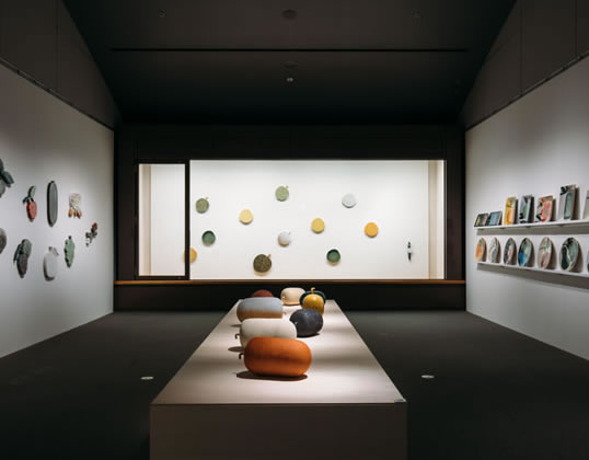 石本藤雄展」開催中、マリメッコとアラビアで活躍した石本氏の 石本藤雄展」開催中、マリメッコとアラビアで活躍した石本氏の